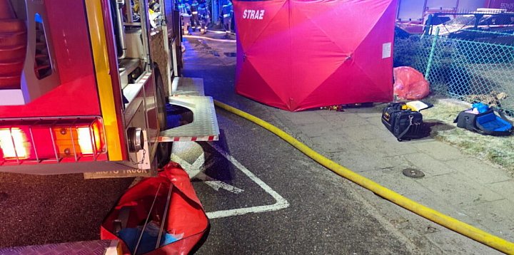 Dwie osoby zginęły w pożarze domu w Rumi-74289