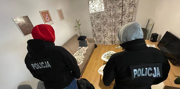 Włamał się do domu i wyniósł worki z pieniędzmi-75736