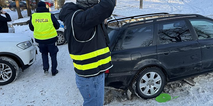 Bytów. 10-latek zjeżdżał z górki i uderzył w samochód-75997