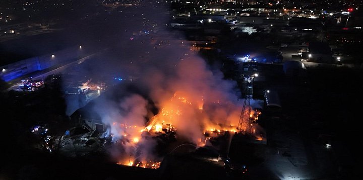 Trwa dogaszanie pożaru hali z makulaturą w Gdyni