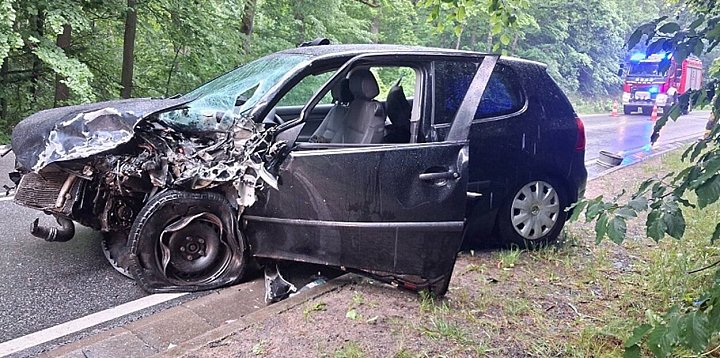 Zostawili kobietę w roztrzaskanym samochodzie i uciekli