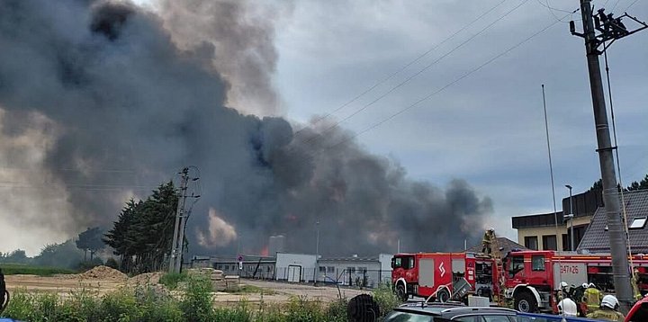 Pożar w fabryce w Charnowie opanowany. Bardzo duże znis