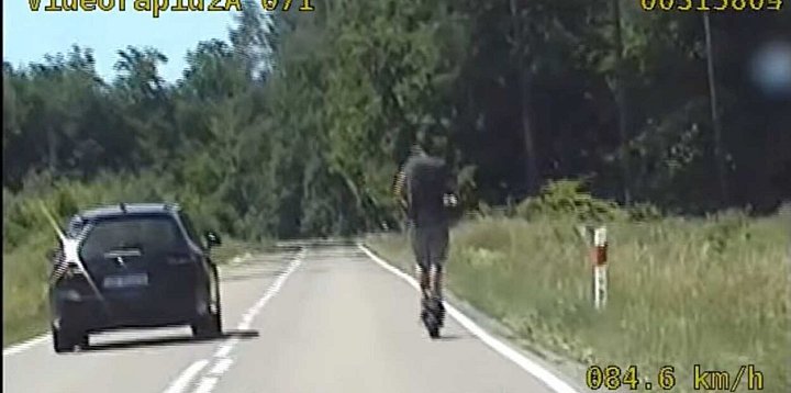 46-latek jechał hulajnogą blisko 70 km/h