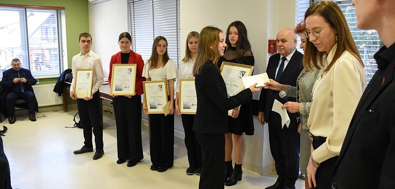 Halina Buchacz wręczyła nagrody najlepszym uczniom z jęz. kaszubskiego