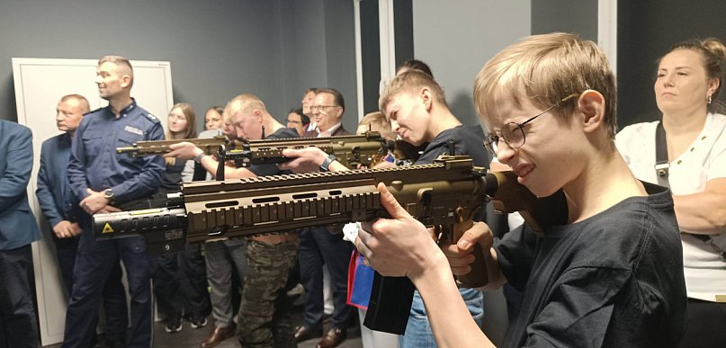 Pomieczyno. W szkole otwarto nowoczesną strzelnicę wirtualną