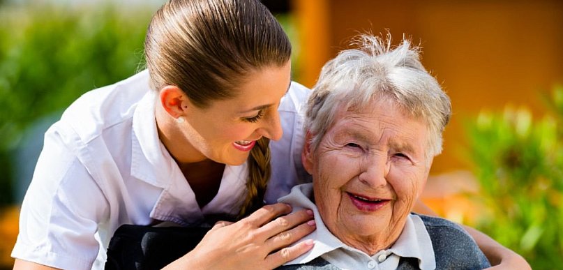 Agencje opiekunek w Polsce – jak działają i na co zwrócić uwagę przy wyborze?