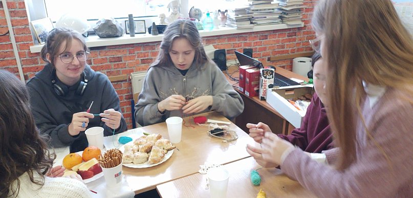 Uczennice organizują cykl warsztatów dla młodzieży i seniorów