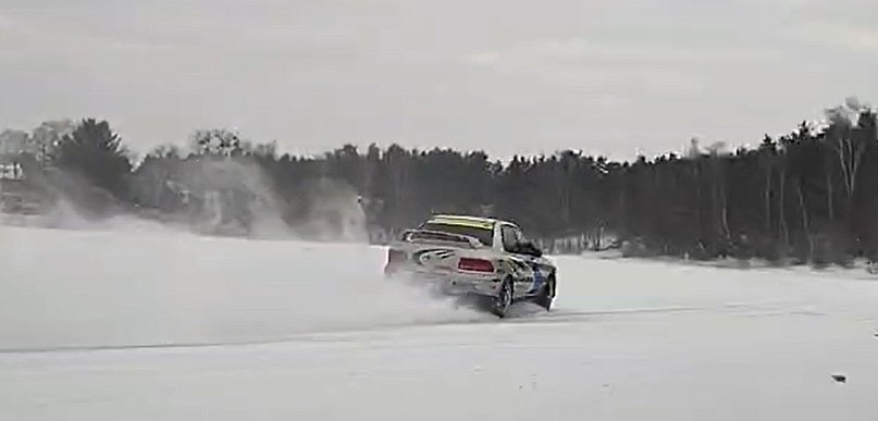 Borowo. Ostra jazda po zamarzniętym jeziorze. Czy tak można?