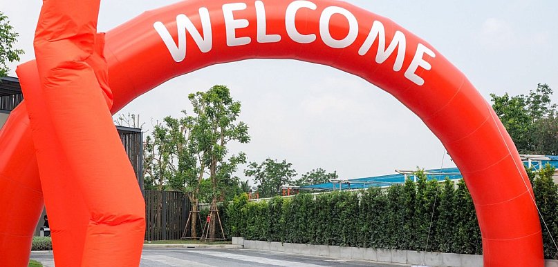 Reklama pneumatyczna w przestrzeni miejskiej i eventowej – forma, która pracuje na