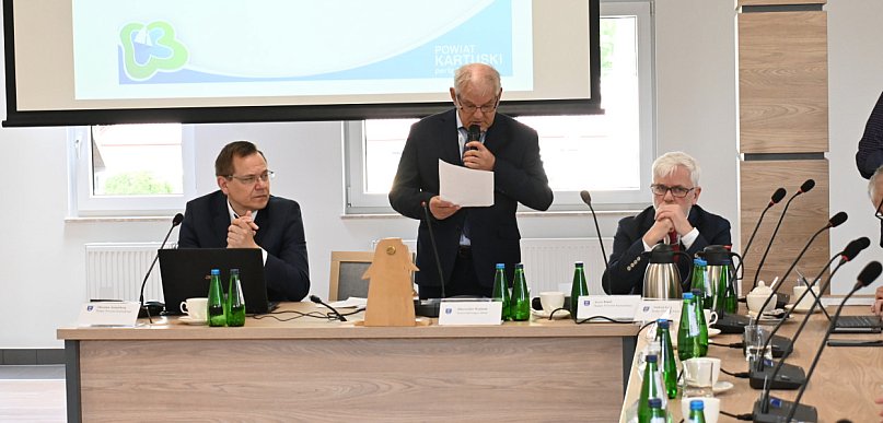 Radni powiatowi z ograniczonym prawem zabierania głosu na sesji?