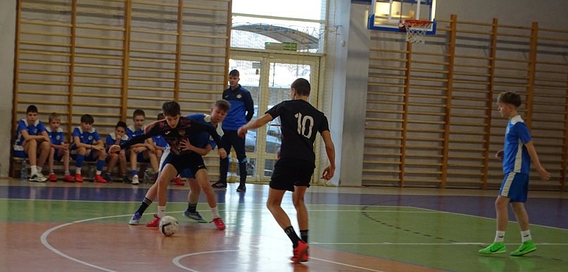 Rozgrywki w Kiełpinie. Liderami: FC Gowidlino i Amator Kiełpino