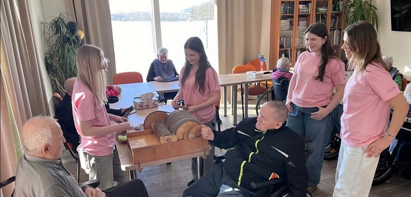 Wnuczki z wyboru - młodzież z Kartuz pomaga samotnym seniorom