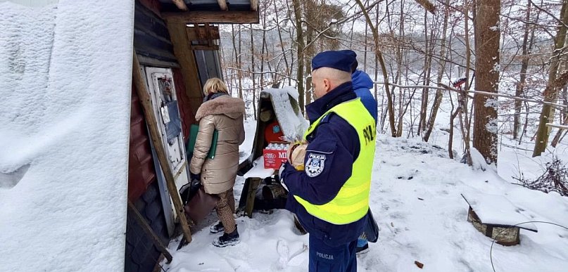 Mróz i zima nie odpuszczają. Dzielnicowi z Sierakowic znów ruszyli z pomocą