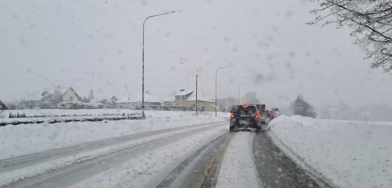 Utrudnienia na drogach. W Łapalicach trasę blokowała ciężarówka