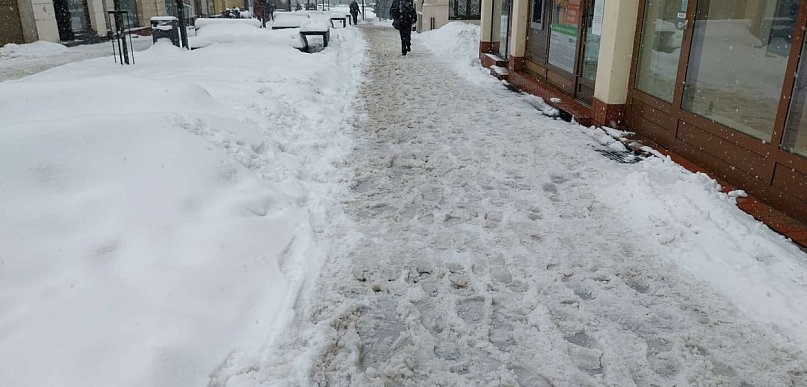 Opinia. Zima paraliżuje Kartuzy. "Mury" na chodnikach, parkingi pod śniegiem