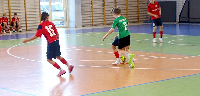 Halowa Liga Juniorów w Kiełpinie. GKS Sierakowice i FC Gowidlino liderami