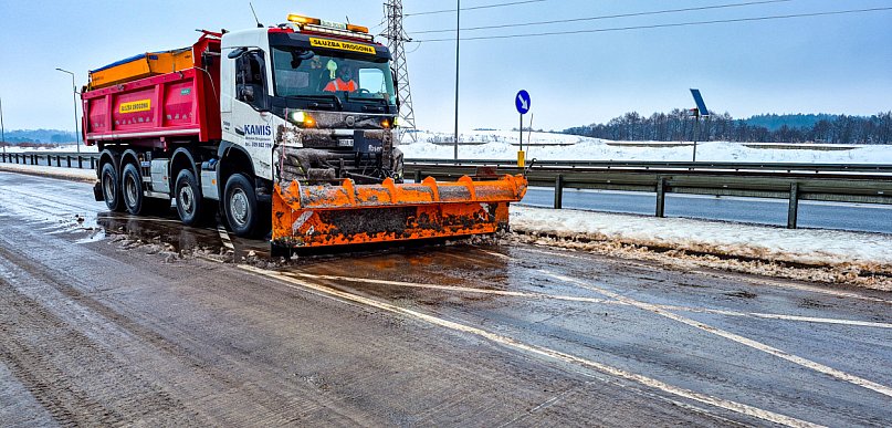 Apel służb: przepuść pojazdy, które dbają o zimowe utrzymanie dróg