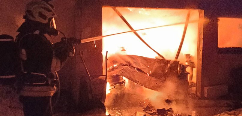 Skrzeszewo.  Pożar garażu. Uratowano sąsiednie zabudowania