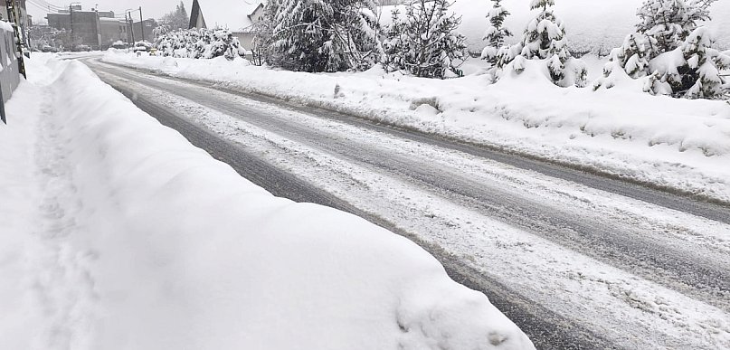 Kartuzy. Mieszkańcy narzekają na sposób odśnieżania. Gmina odpowiada