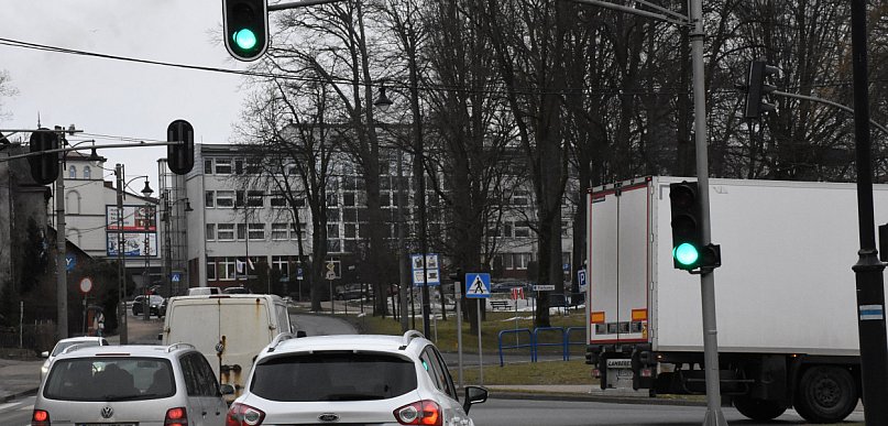 Kartuski paradoks. Radni: sygnalizacja świetlna generuje korki