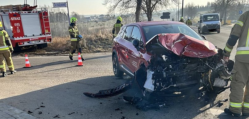 Kożyczkowo. Poważna kolizja. Przód osobówki został kompletnie zniszczony