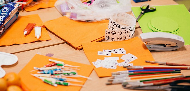 Opinia. Szkoły wymyślają "kolorowe dni", a rodzic musi biegać po sklepach