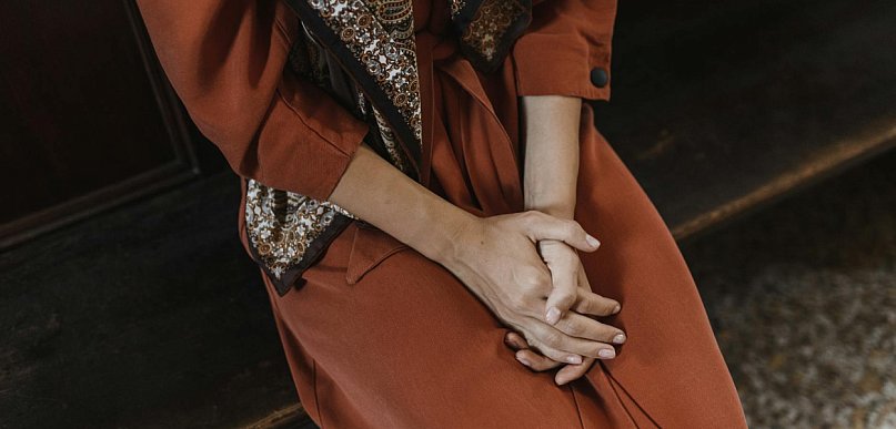 Damska moda na jesień - jak tworzyć stylizacje z tonami natury?