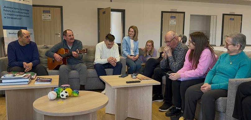 Sierakowice. Uczennice "łączą pokolenia". Spędziły czas z seniorami