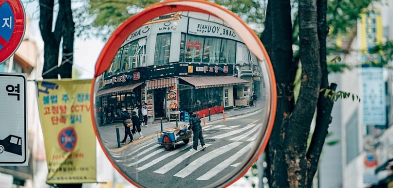 Jakie funkcje pełnią lustra drogowe na kaszubskich drogach?