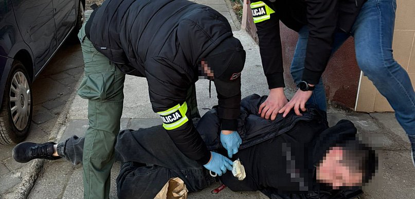 Zatrzymano oszusta podającego się za policjanta. Okradł dwie seniorki