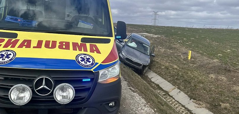 Pępowo. Samochód wypadł z drogi. Jedna osoba poszkodowana