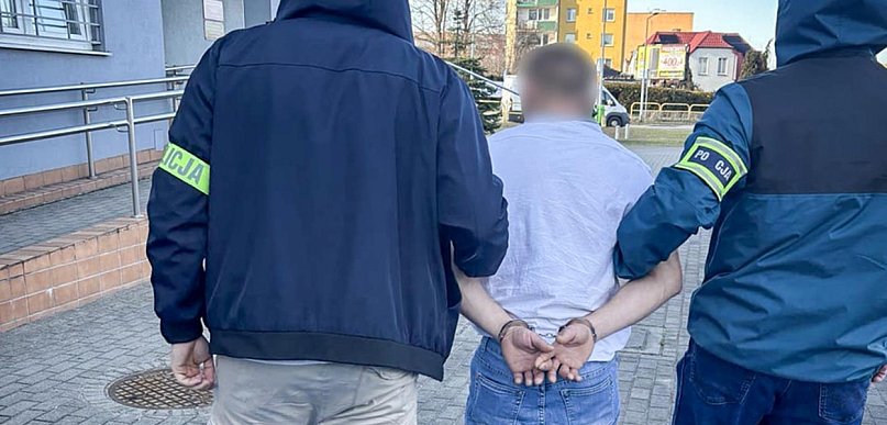 Sąd w Kartuzach wydał za nim list gończy. Ukrył się w... kanapie