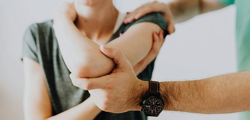 Łokieć tenisisty a odszkodowanie - kiedy można liczyć na wypłatę z polisy?