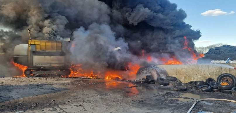Potężny pożar w zakładzie utylizacji opon