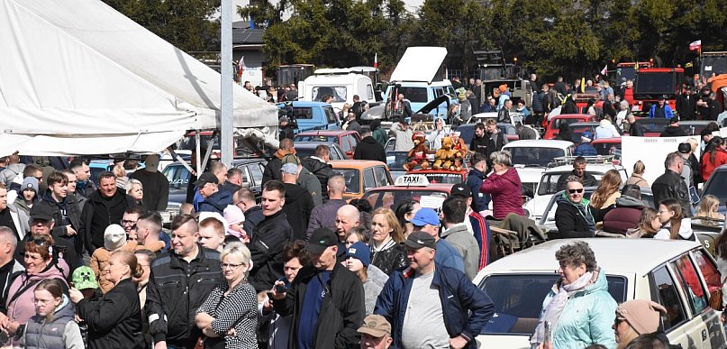 Sierakowice. Tłumnie na pierwszej Giełdzie Samochodowej