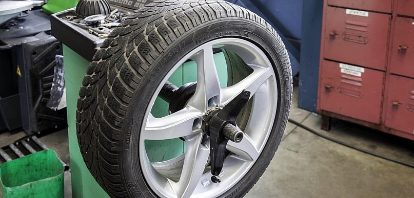Bezpieczna jazda zaczyna się od opon – jak stan ogumienia wpływa na zachowanie aut
