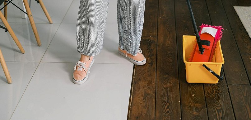 Wiosenne porządki na Kaszubach. Jak sprawnie zmywać podłogi bez smug i silnej chem