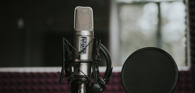 Nagrania lektorskie: jak wybrać głos, zamówić i rozliczyć profesjonalne voice-over