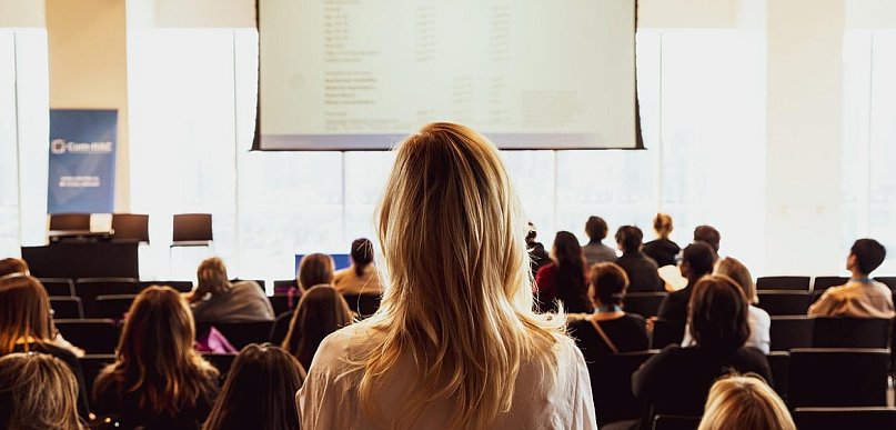 Stres przed wystąpieniem publicznym — skąd się bierze i co z nim zrobić