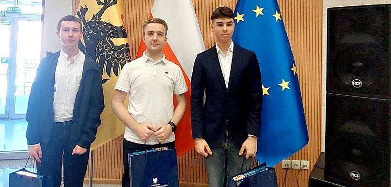 Uczniowie z Kartuz w wojewódzkim etapie konkursu wiedzy o samorządzie