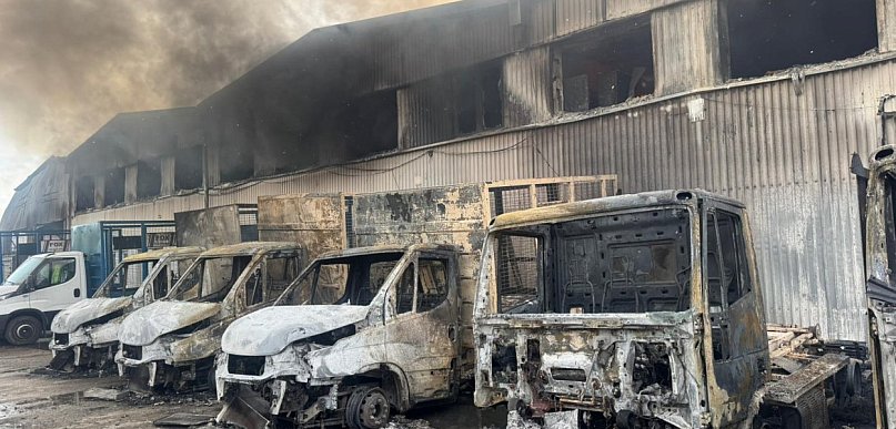 Pożar hali magazynowej w Gdyni. Z ogniem walczy około 30 zastępów