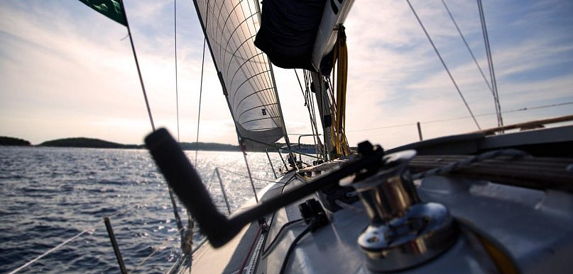 Bezpieczeństwo na wodzie — co musi mieć każda łódź?