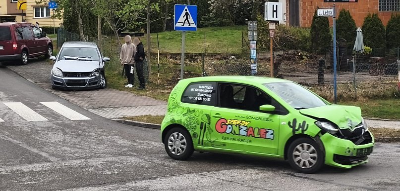 Kartuzy. Kolizja dwóch samochodów na ul. Zamkowej