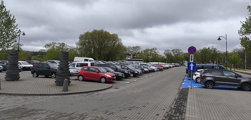 Kartuzy. Nocą chcą zamknąć "szpaner plac". Na parkingu stanie szlaban