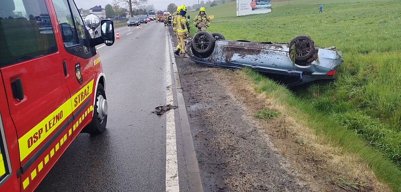 Lniska. Dachowanie na drodze wojewódzkiej. Jedna osoba ranna