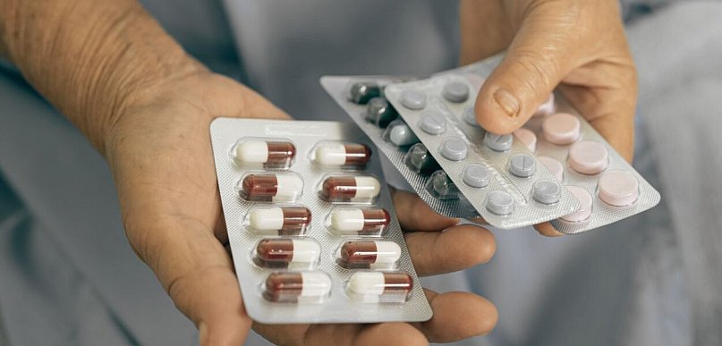 Mieszkaniec Gdyni podawał się za lekarza i sprzedawał leki przez internet