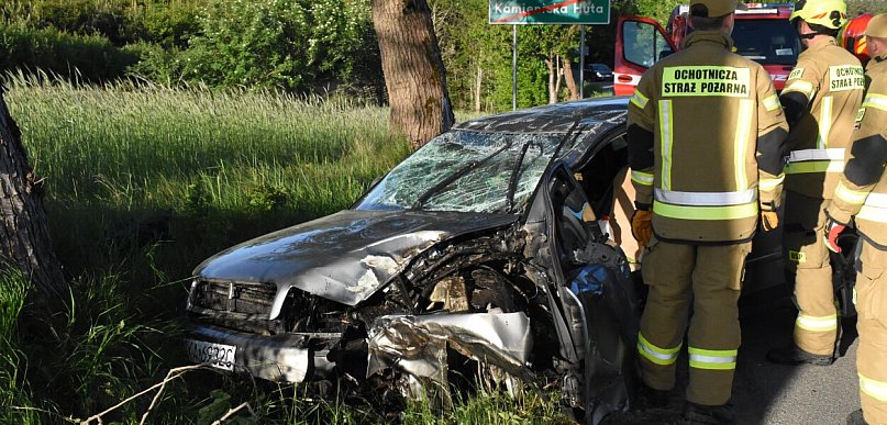 Leszczynki. Audi roztrzaskało się na drzewie. Kierowca był pijany!