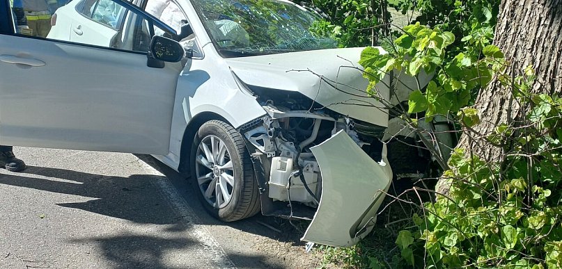 Borucino. Osobówka uderzyła w drzewo. Jedna osoba poszkodowana