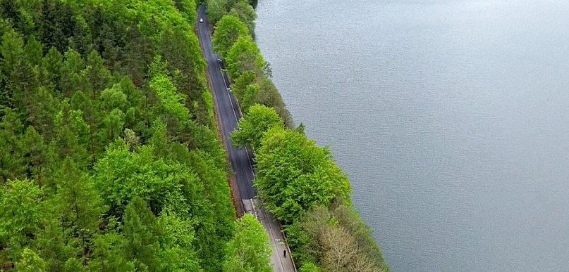 Trasa rowerowa Ostrzyce-Kolano już niemal gotowa. Wiedzie wzdłuż jeziora