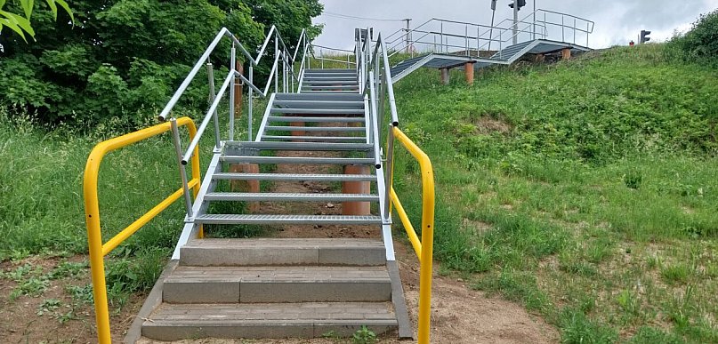 Powstały schody z Rutek do Borkowa. Mają być tymczasowe